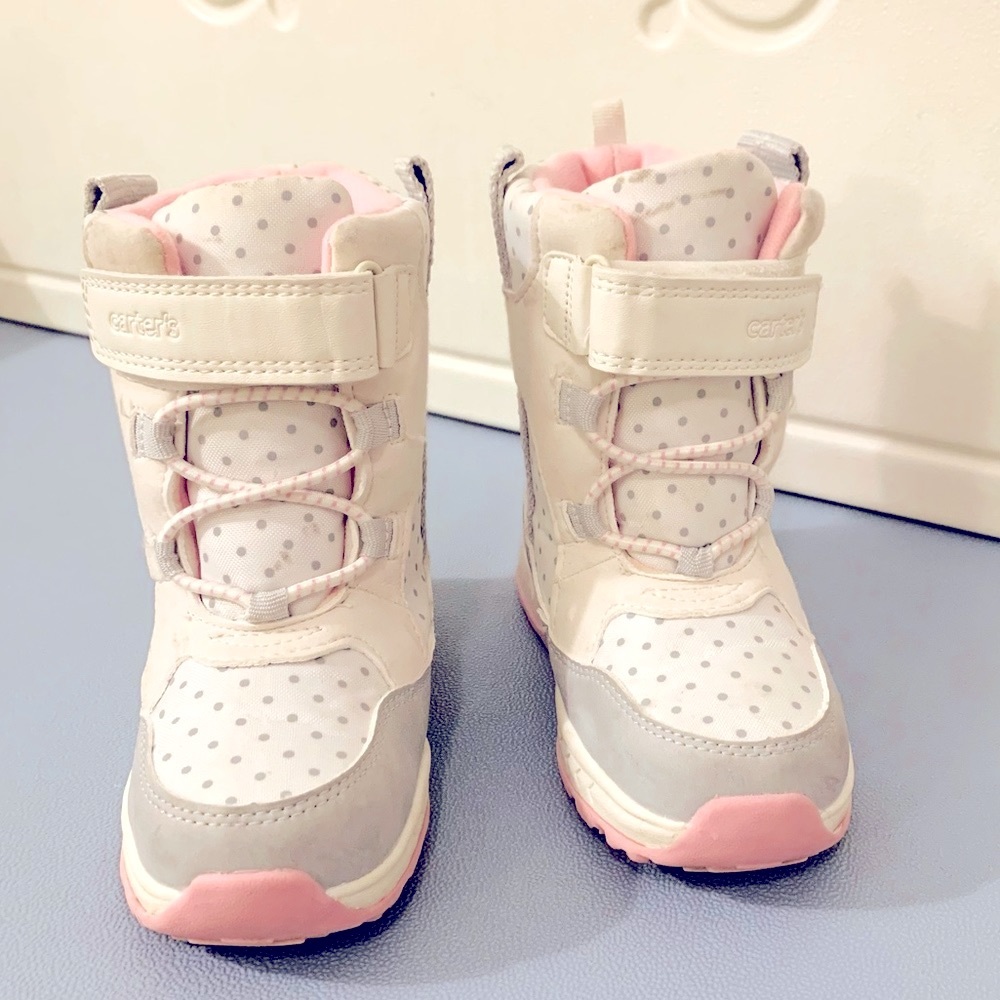 Carter’s Toddler Snow boot Size 10! Worn Once! Super warm and well made 🥶